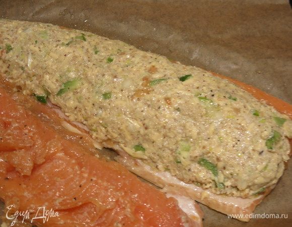 На половину филе кладем начинку.