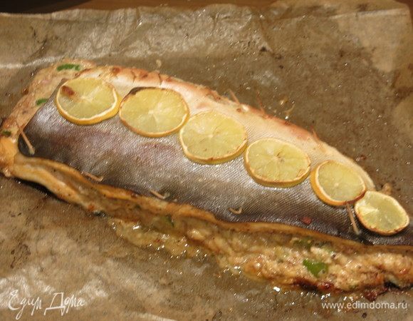 Нагреваем духовку до 220°С, уменьшаем до 200°С и запекаем 40 минут.