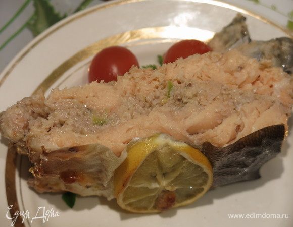 Подаем рыбу или теплой, или охлажденной с томатами черри, дольками лимона и зеленью. Приятного!