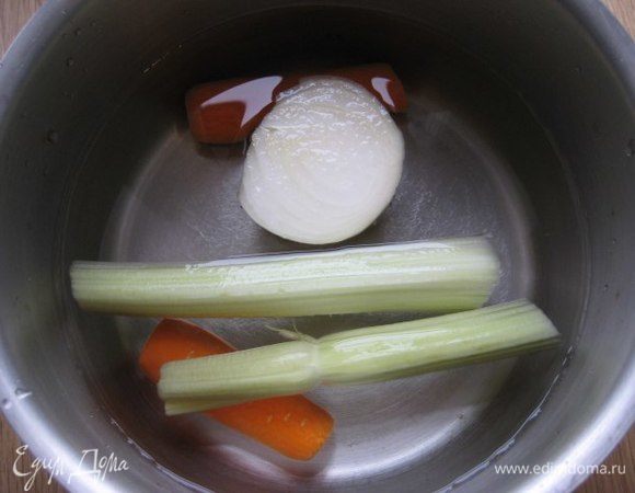 Замочить сухие грибы в кипятке.
Приготовить бульон: положить овощи в кастрюлю, варить полчаса после закипания, бульон нужен горячий, поддерживайте его на маленьком огне. 
Грибы достать, порезать, настой грибов отстоять, вылить в бульон.