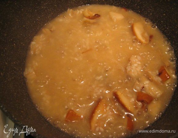 Ризотто посолить, поперчить, посыпать листиками тимьяна.