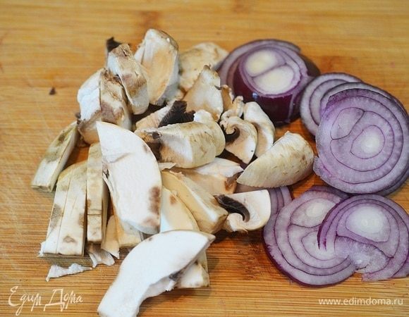 Грибы и лук нарежьте.