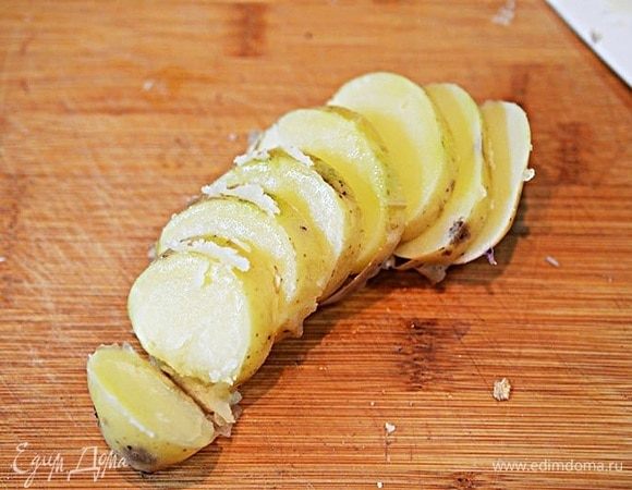 Картофель отварите с кожурой, охладите и нарежьте кружками.