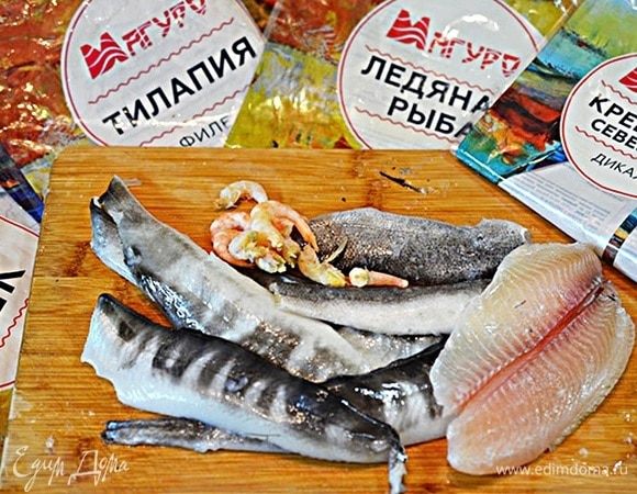 Рыбу филируйте, креветки почистите.