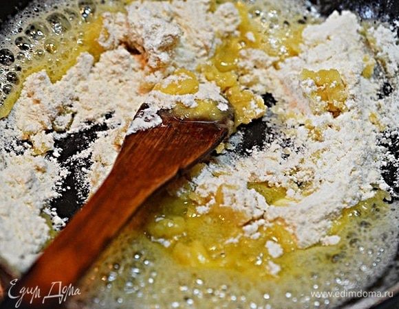 Чеснок очистите, пропустите через пресс. На сковороде на среднем огне растопите сливочное масло. Непрерывно помешивая, введите муку.