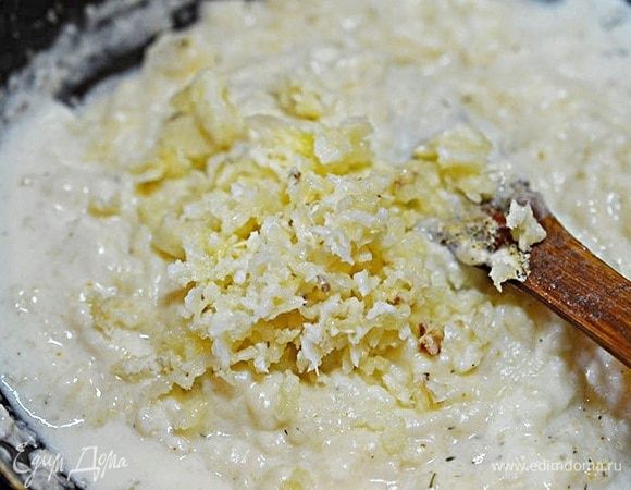 Посолите, добавьте пропущенный через пресс чеснок и тушите еще 3 минуты. 