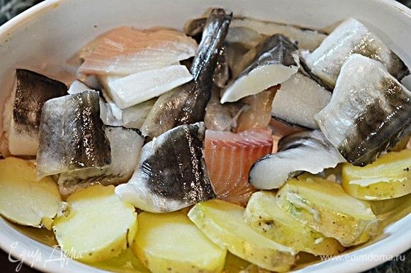 В жаропрочную форму выложите кружки картошки, на нее — нарезанную на кусочки рыбу.
