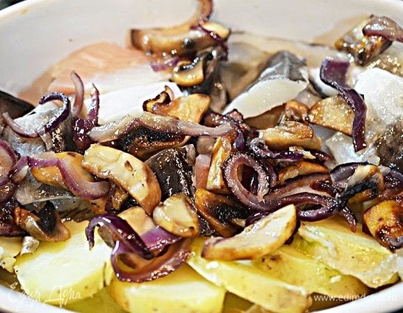 Затем обжаренные с луком грибы.