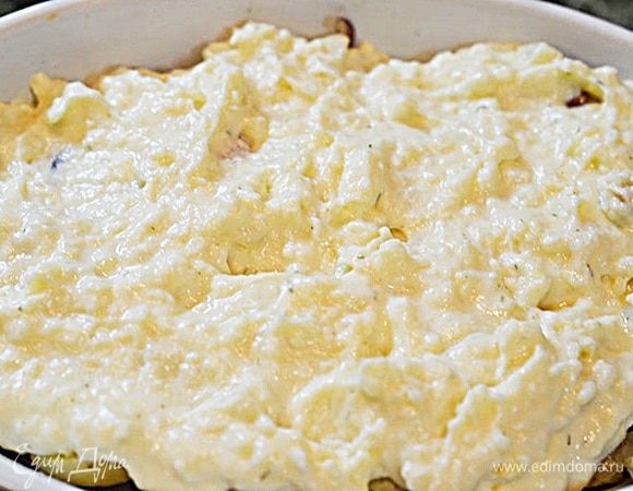 Сверху распределите сливочный соус.