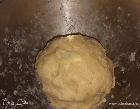 Приготовить песочное тесто. Перетереть муку со сливочным маслом в крошку. Добавить яйцо, соль и молоко. Замесить тесто. Завернуть в пленку и отправить в холодильник на 30 минут.