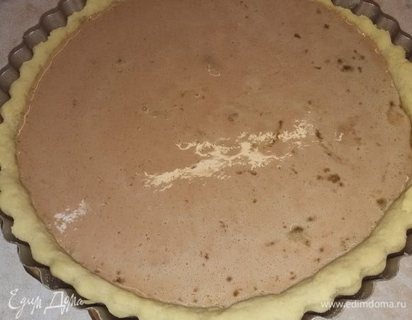 Через 10 минут достать основу. Дать ей немного остыть. Вылить начинку. Выпекать 30 минут.