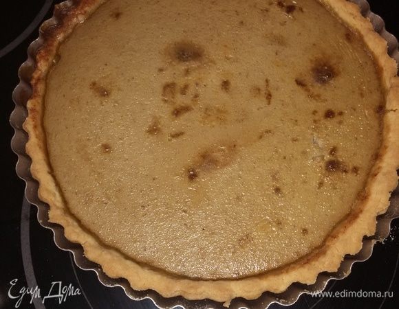 Достать тарт из духовки. Можно подавать как теплым, так и холодным.
Но мне он больше понравился холодным на следующий день.
Приятного аппетита!