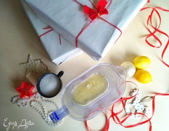 Аккуратно отделим белки от желтков. Важно сделать это аккуратно, чтобы желток не попал в белок.