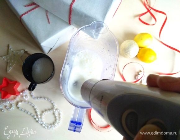 Еще одно правило хорошо взбитых белков: посуда должна быть сухой! Взбиваем белки на протяжении 10–15 мин., постепенно добавляя сахар. Выжмем сок четвертинки лимона.