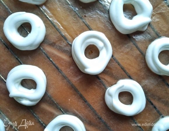 Заполняем кондитерский шприц и делаем колечки на пергамент, предварительно смазанный растительным маслом. Отправляем наши безешки в духовку при температуре 100°С и сушим в течение 1 часа, дверь духовки должна быть приоткрыта.