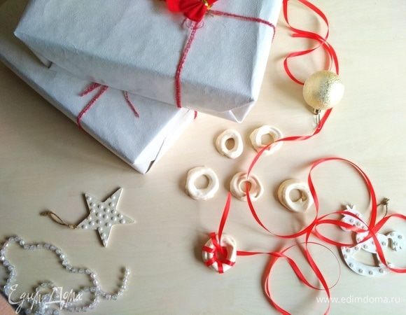 Возьмем яркую ленточку и обмотаем колечко.