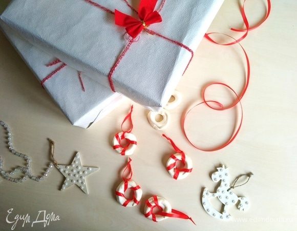 Выглядит это вот так. Получают вот такие милые вкусно пахнущие игрушки на елочку, которые можно кушать.