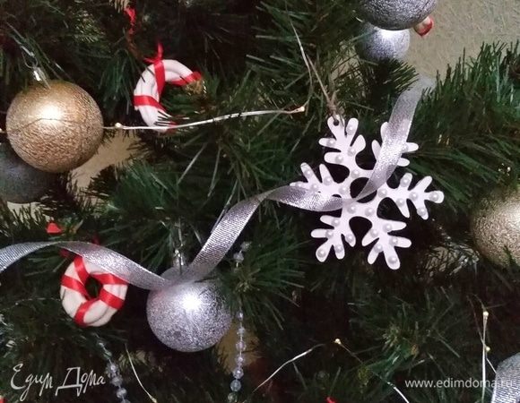 Украшаем ими елочку. Дети точно будут в восторге)) Счастливого Нового года!