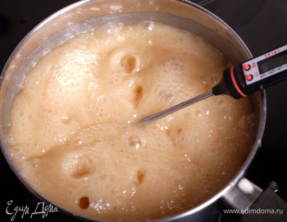 Варить смесь, помешивая, до достижения температуры 121°С. Контроль температуры вести по термометру.