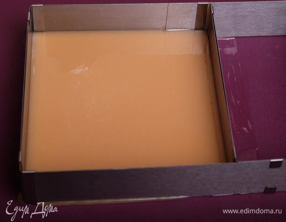 На силиконовый коврик поставить рамку, вылить в нее горячую карамель. Слой карамели должен быть высотой 1,5–2 см.