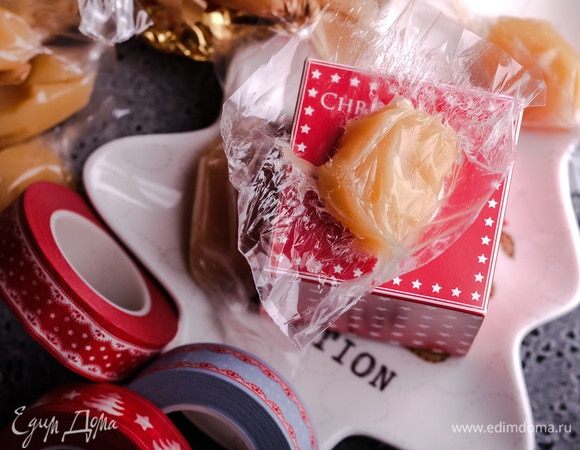 Нарезать пласт на квадраты или прямоугольники, каждую конфетку завернуть в пленку, пергамент или фольгу.