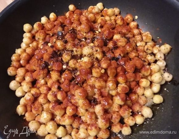 Нут я использовала консервированный, слить воду, разместить в форме для запекания. Из остальных ингредиентов приготовить маринад и смешать с нутом. Запекать в заранее разогретой до 180°С 30 минут. Удобно запекать тыкву и нут одновременно. Рекомендую нут во время приготовления супа оставить в выключенной духовке для поддержания его в горячем виде. Он от этого только улучшится.