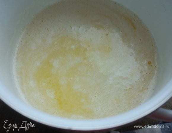 Сначала приготовим заварное тесто. Мы намеренно не добавляем в него сахар: так оно будет лучше сочетаться со сладкой начинкой. В сотейник поместите воду, соль и сливочное масло и поставьте смесь на огонь.