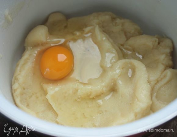 Когда тесто немного остынет, вводите по одному яйца, каждый раз тщательно взбивая тесто с помощью миксера. Для этого рецепта я использовала яйца категории С1.