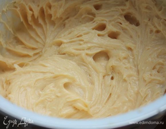 Тесто должно получиться тягучим, гладким и как бы «шелковым». Оно должно хорошо держать форму, не быть слишком жидким, иначе профитроли «поплывут».