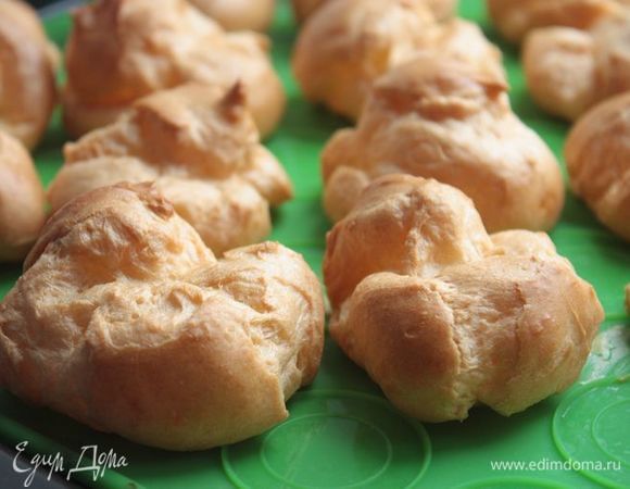 Затем достаньте из духовки, выложите на сеточку и дайте полностью остыть.