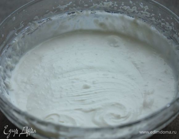 Для сливочного крема взбейте маскарпоне со сливками и сахарной пудрой до однородности. Лучше убрать крем в холодильник на 1–2 часа, прикрыв в контакт пищевой пленкой, чтобы крем загустел.
Для шоколадного соуса растопите в сотейнике шоколад со сливками и сливочным маслом, снимите соус с огня и дайте ему остыть (тогда он станет гуще).