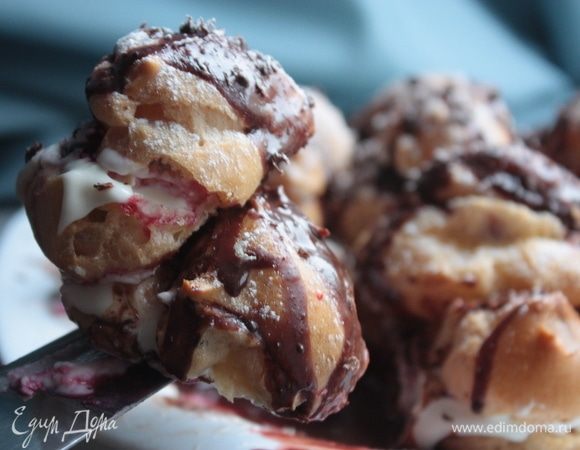 Порционные кусочки пропитавшегося пирога достаточно хорошо держат форму :)