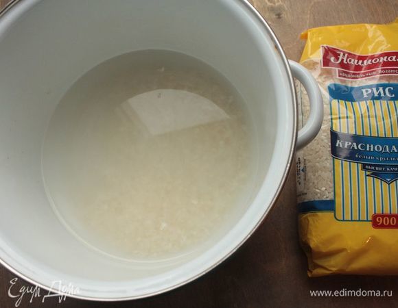 Для начала необходимо отварить рис Краснодарский ТМ «Националь» до готовности. Я делаю это так: заливаю рис холодной водой на два пальца сверху, ставлю на максимальный огонь и, как только вода закипит, убираю огонь до среднего. И потом варю до готовности, не перемешиваю (солю всегда в конце).
Готовый рис остудите и смешайте со сливочным сыром.