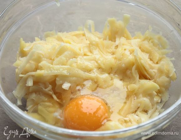 Рецептов драников существует огромное множество! Лично у меня в фаворитах два, но я решила поделиться рецептом без лука. Картофель необходимо натереть на терке, посолить, перемешать и оставить на 15–20 минут, чтобы он пустил сок. Затем хорошенько отжать картофель и слить сок. В отжатый картофель добавить яйца (я беру яйца категории С1), перемешать до однородности, посолить и поперчить.