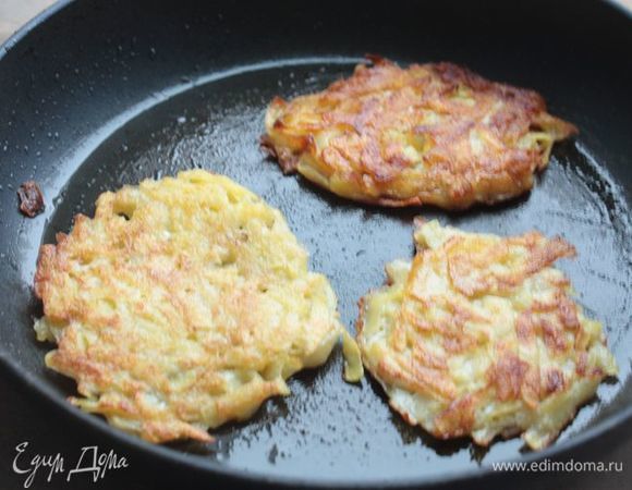 Чтобы драники быстро прожарились и получились румяными, я их жарю на достаточном количестве растительного масла: выкладываю ложкой, разравниваю, чтобы они получились достаточно тонкими и жарю на среднем огне.