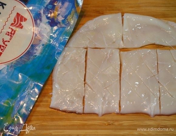 Затем разрежьте на полоски.