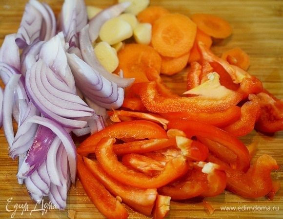 Чеснок и морковь нарежьте кружками. Лук и перец соломкой.