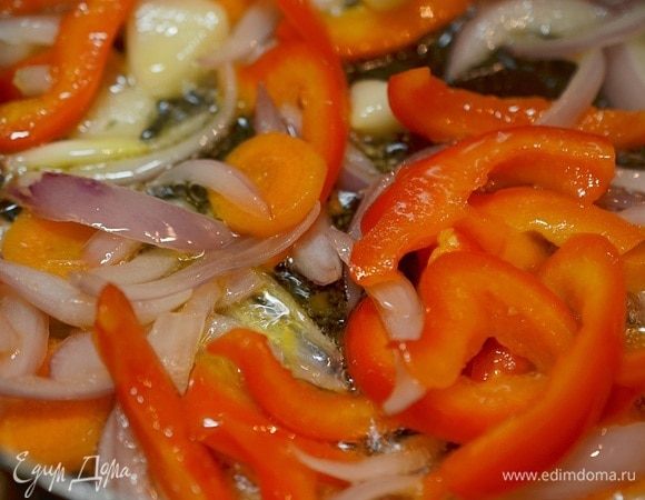 Смешайте кунжутное и подсолнечное масло, обжарьте овощи около 7 минут.