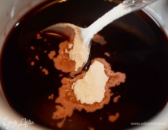 Пока обжариваются овощи, сделайте соус. Смешайте соевый соус, сахар, уксус, вино и крахмал.