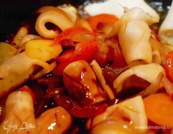 Добавьте соус, перемешайте и уберите с огня.