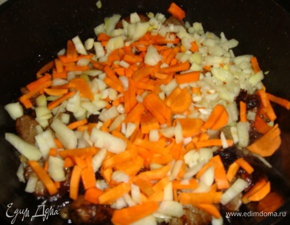 Лук нарезать кубиками, морковь — соломкой, добавить к мясу и слегка обжарить.