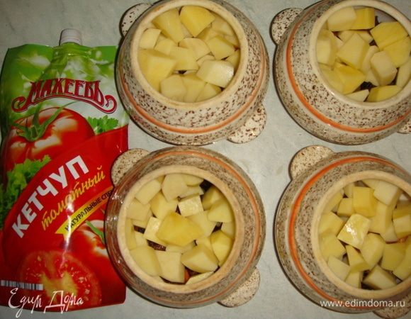 Картофель почистить и нарезать небольшими кубиками.