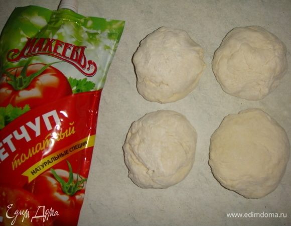 Теперь замесим тесто для крышечек. В просеянную муку добавить соль, яйцо, влить воду и замесить тесто, если тесто получается жидковатым, добавьте еще немного муки. Тесто разделить на 4 части.