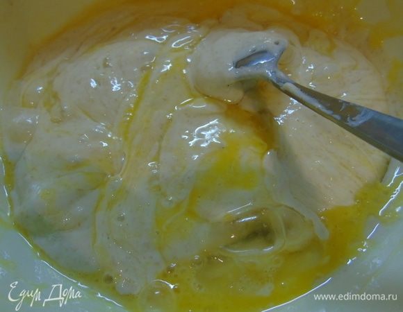 Добавляем сахар, яйцо, соль и растительное масло. Перемешиваем.