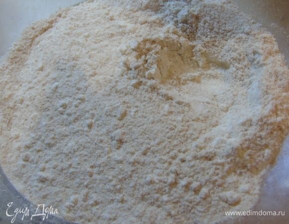 Смешиваем два вида муки и соду.