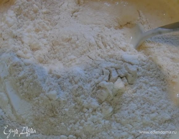 Всыпаем муку к жидким ингредиентам и перемешиваем.