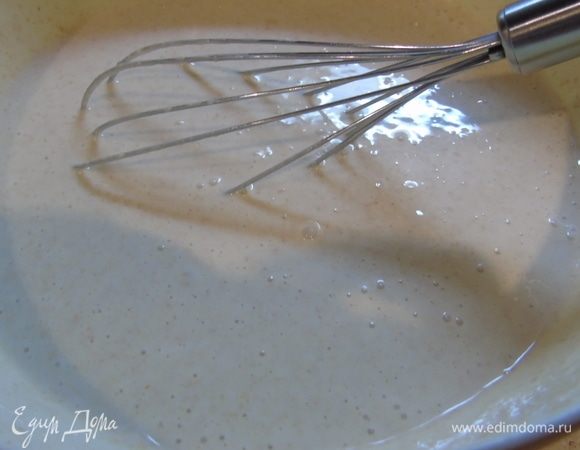 Вливаем молоко и тщательно перемешиваем венчиком. Накрываем и даем постоять 1 час. 