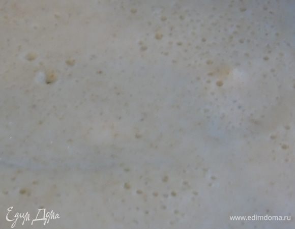 Как только на поверхности появятся незакрывающиеся пузыри, а краешки зарумянятся, переворачиваем и печем еще с пол минуты, уже без крышки.