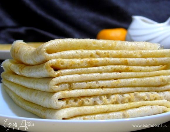 Смазываем маслом и складываем стопочкой.