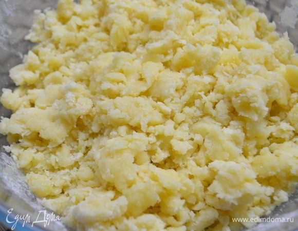 Перетереть массу в крошку.